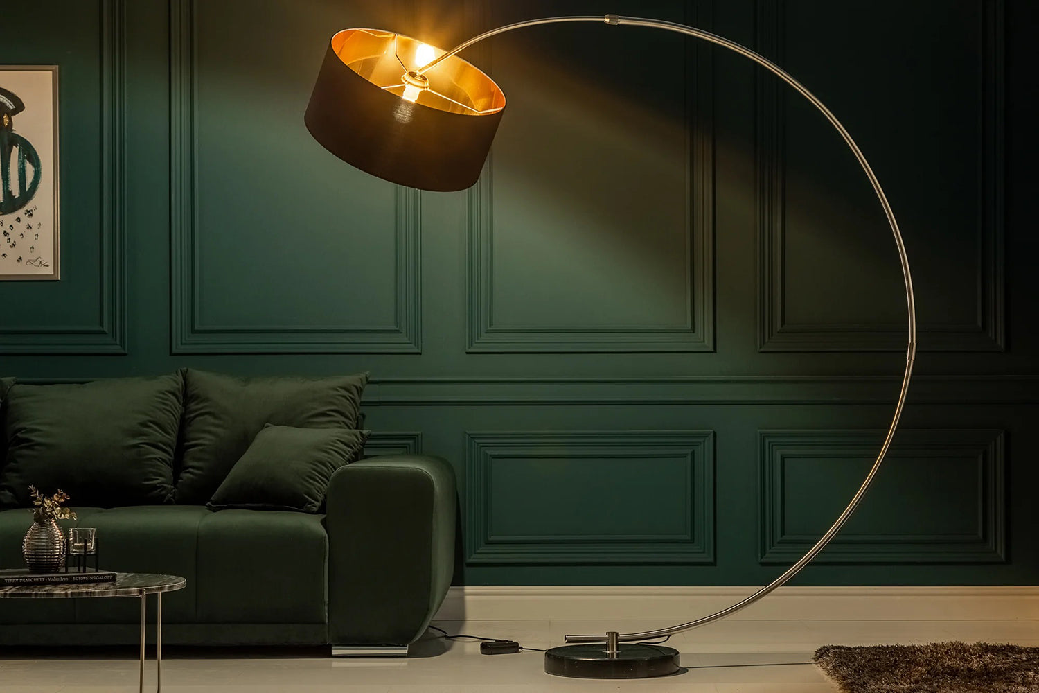 Íves, polírozott krómszínű fémből készült design állólámpa.