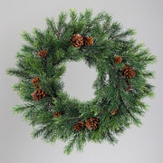 Sötétzöld színű, mű lucfenyő koszorú.