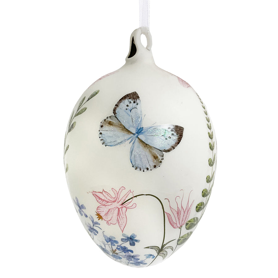 Pillangóval és virágokkal díszített, nagyméretű, függeszthető húsvéti üvegtojás.