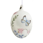 Pillangóval és virágokkal díszített, nagyméretű, függeszthető húsvéti üvegtojás.