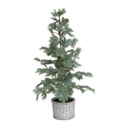 Chic Antique PINE 120 cm-es zöld LED-es műfenyő fonott kosárban, fehér háttér előtt