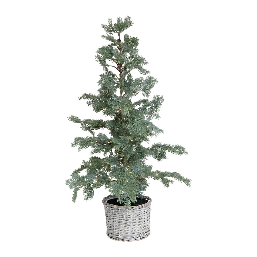 Chic Antique PINE 120 cm-es zöld LED-es műfenyő fonott kosárban, fehér háttér előtt