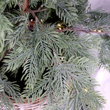 A PINE műfenyő zöld 3D tűlevelei és apró meleg fehér LED-fényei közelről