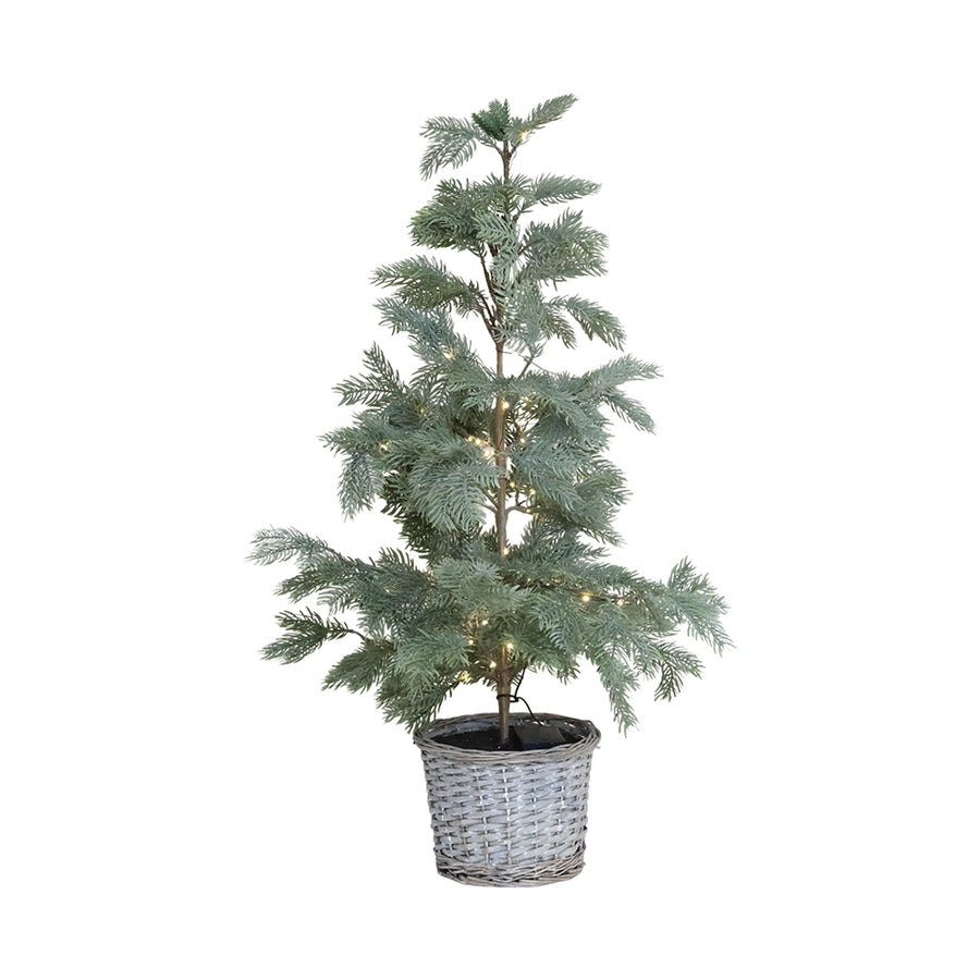 Chic Antique PINE 90 cm-es zöld LED-es műfenyő fonott kosárban, fehér háttér előtt