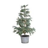 Chic Antique PINE 90 cm-es zöld LED-es műfenyő fonott kosárban, fehér háttér előtt
