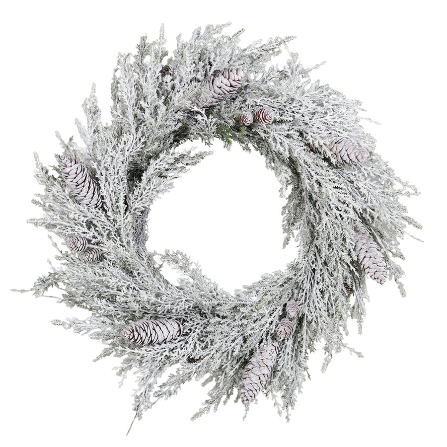 PINE havas mű fenyő koszorú Ø 48 cm tobozokkal díszítve fehér háttérrel