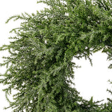 PINE jeges mű fenyő koszorú közeli fotója a tűlevelekről.