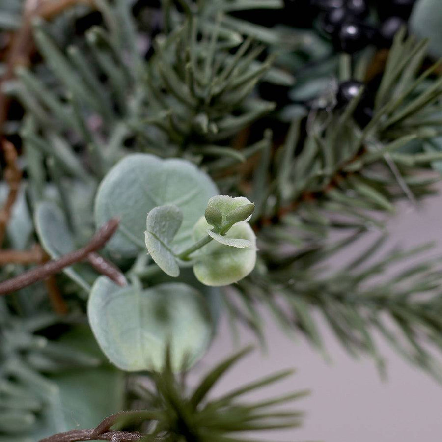 Koszorú részlet eukaliptusz levelekkel közelről.