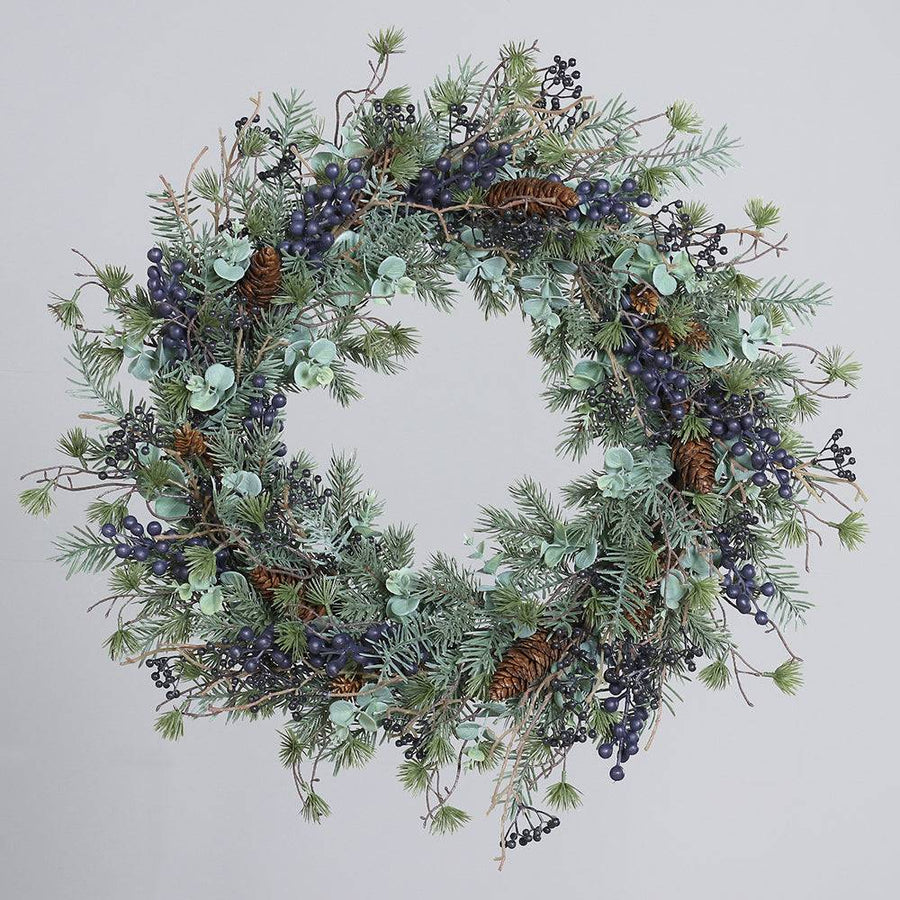 PINE kék bogyós mű fenyő mix koszorú Ø 60 cm dekoráció, elölnézetben.