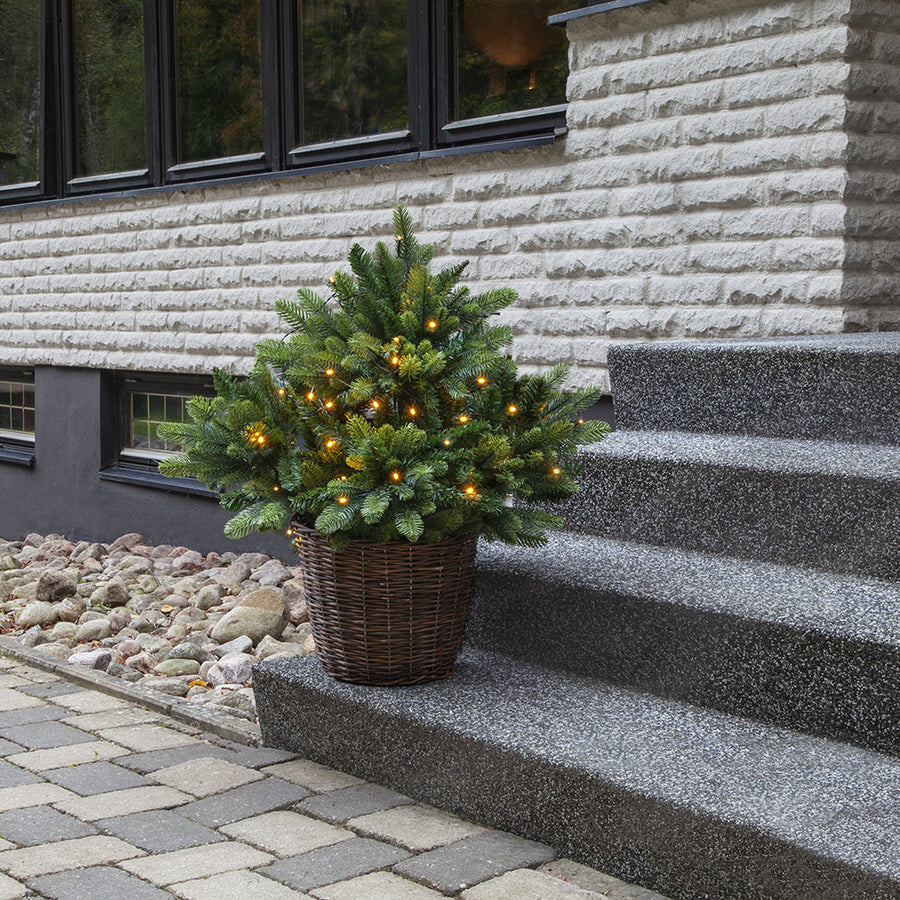 PINE kültéri LED-es műfenyő 75 cm fonott kaspóban bejárati lépcső mellett