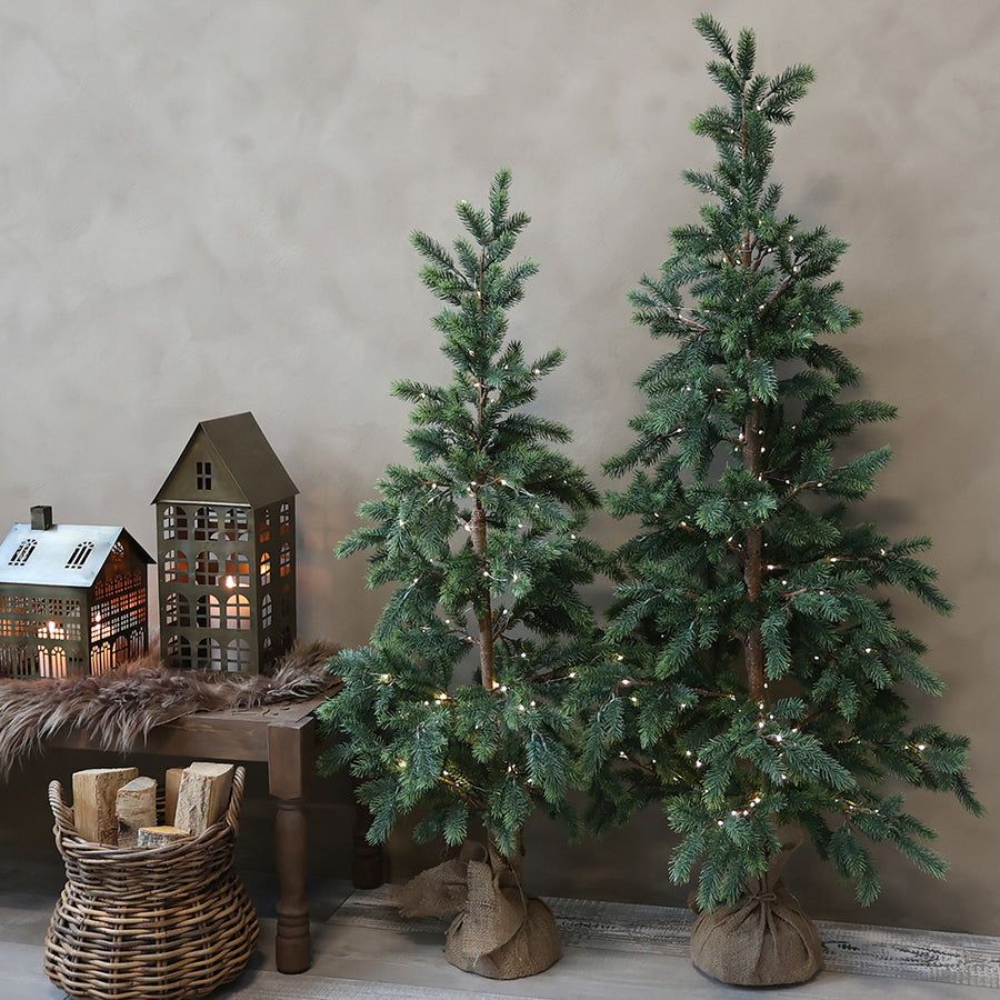 Rusztikus karácsonyi enteriőr Pine LED műfenyőkkel és fém ház dekorokkal