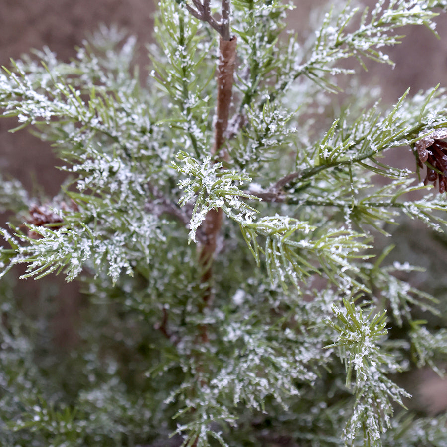 A PINE dekor műfenyő havas hatású, 3D tűlevelű ágainak közeli képe