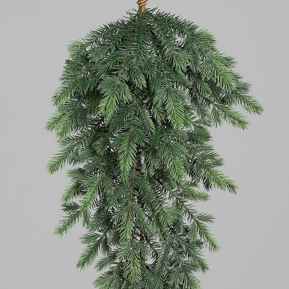 Közelkép a PINE zöld mű fenyő ajtódísz felső részéről.