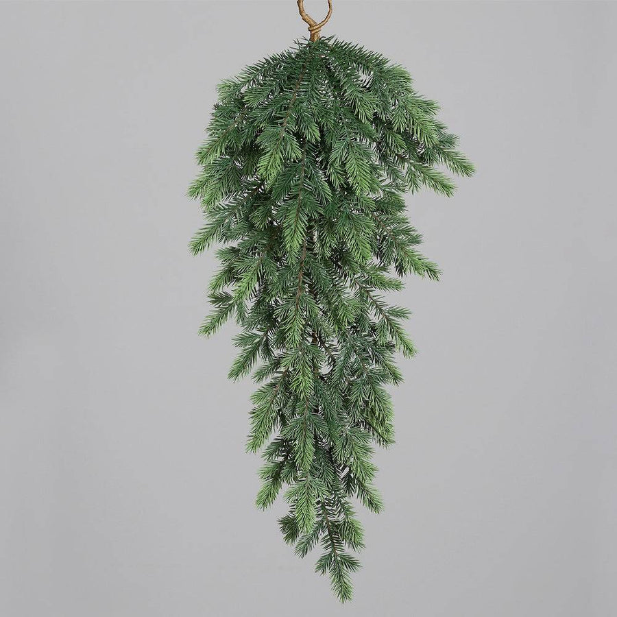 Teljes alakos fotó a PINE zöld mű fenyő ajtódíszről, csepp formában.