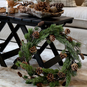 Zöld színű, mű fenyőmix koszorú.