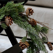 Zöld színű, mű fenyőmix koszorú.