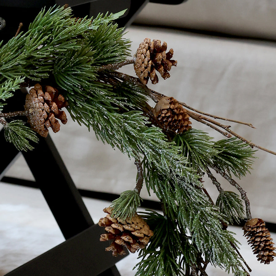 Zöld színű, mű fenyőmix koszorú.