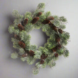 Deres felületű, tobozokkal díszített, mű feketefenyő koszorú.