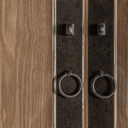 Antikolt felületű, krémszínűre festett szilfából készült, 4 ajtós és 4 fiókos nagy vitrines szekrény.