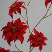 Hosszú, elágazó mű mikulásvirág ág bársony szirmokkal, elegáns karácsonyi dekoráció.