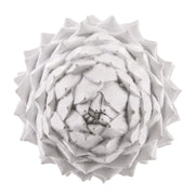 Fehér színű, dekoratív toboz dísz.