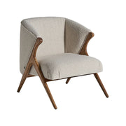 Prati törtfehér buklé fotel döntött fa lábakkal, szemből nézve.