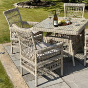 Bézs színű műrattanból készült, 4 személyes kerti étkezőgarnitúra.