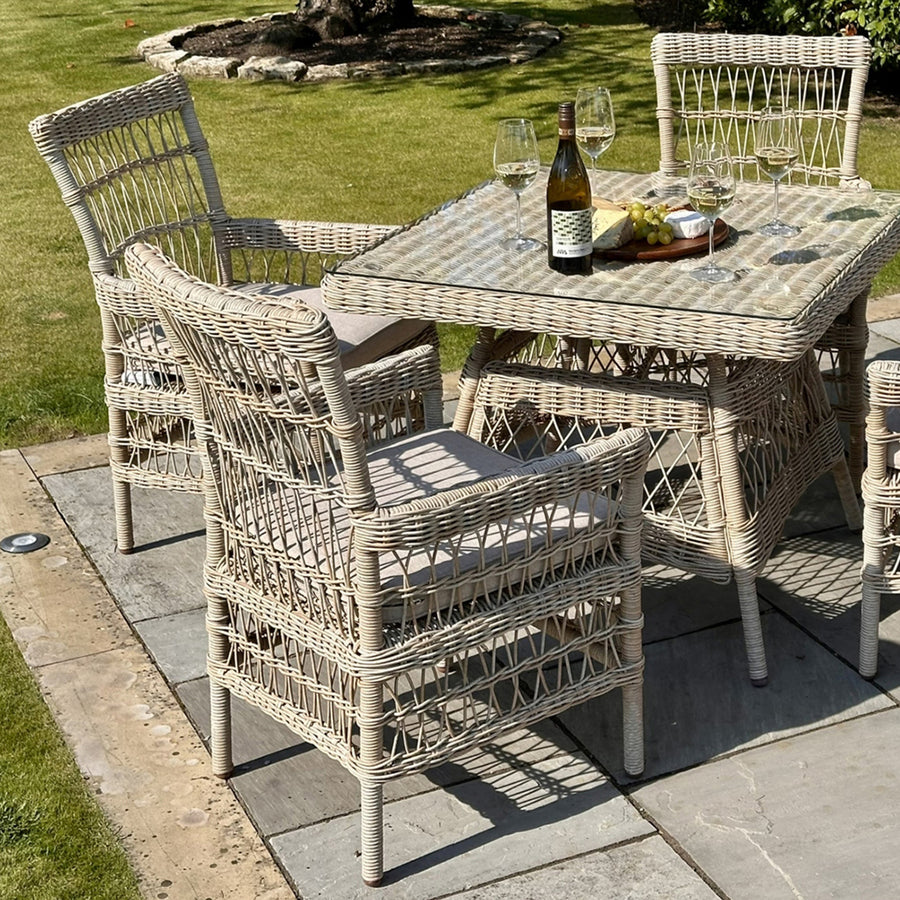 Bézs színű műrattanból készült, 4 személyes kerti étkezőgarnitúra.