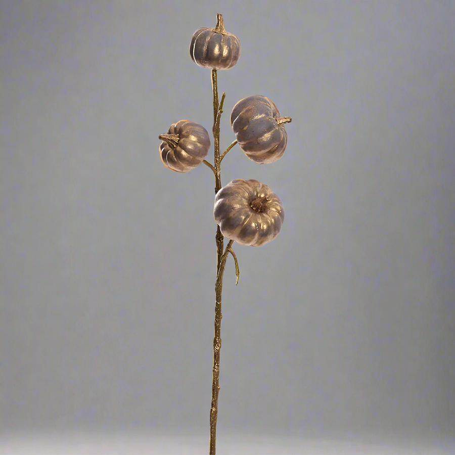 Kékarany színű mű dísztök ág, négy különböző méretű tökkel, 63 cm magas dekorációs műnövény, szürke stúdióháttér előtt.