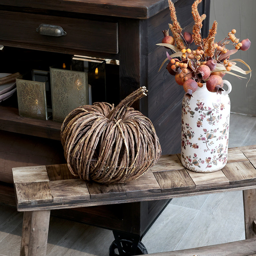 Natúr színű, növényi rattanból készült, tök formájú dekoráció.