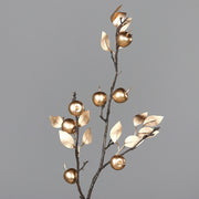 Részletfotó a Punica Granatum kollekció aranyszínű mű gránátalma ágáról, aranyló gyümölcsökkel és fémes levelekkel.