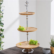 Pure Nature 3 szintes kínáló használat közben, szőlővel díszítve, modern enteriőrben.