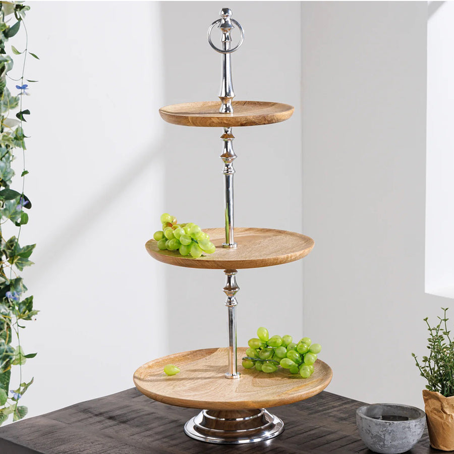 Pure Nature 3 szintes kínáló használat közben, szőlővel díszítve, modern enteriőrben.