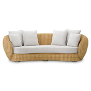 Art Deco ihletésű, natúr színű rattan kanapé, krém színű párnákkal.