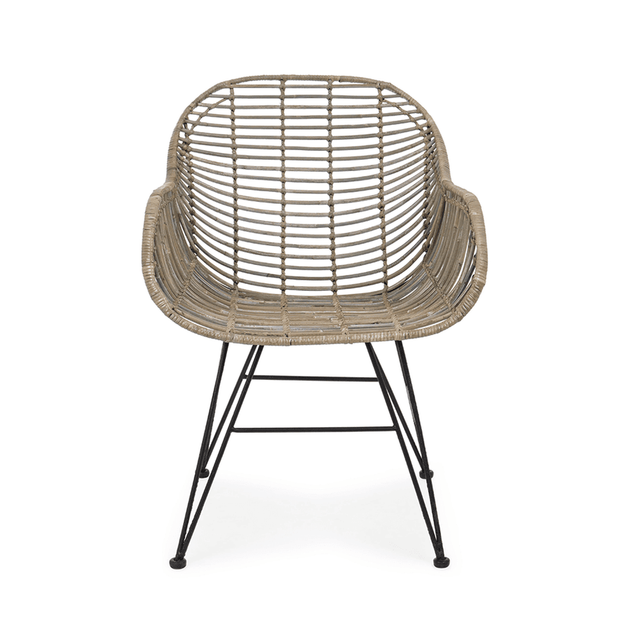 RAQUEL rattan karosszék elölnézetben, fekete fémvázzal.