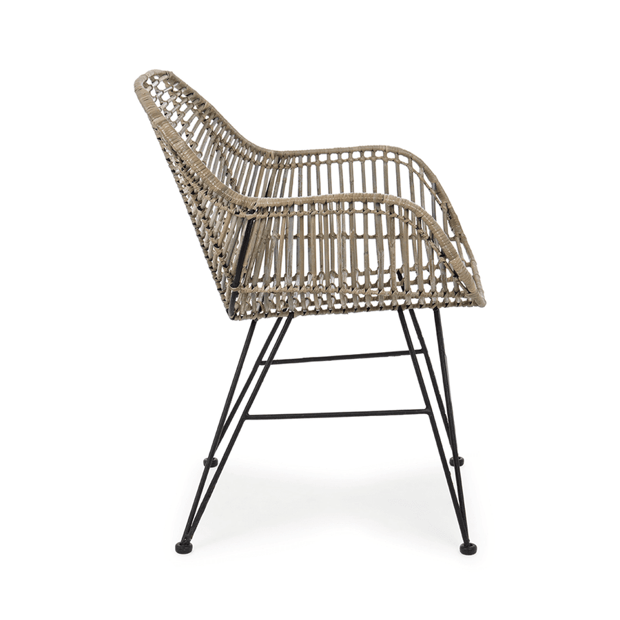 Rattan karosszék oldalsó nézetben, ívelt kartámasszal