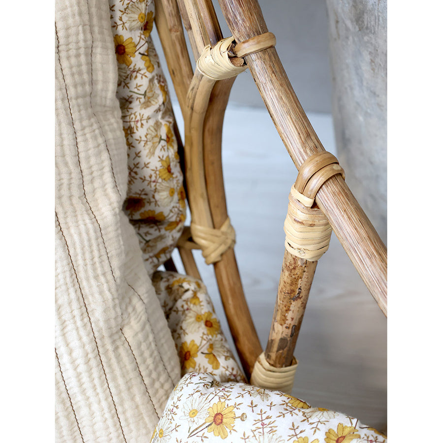 Növényi rattanból készült, vintage stílusú, kézműves függőfotel.