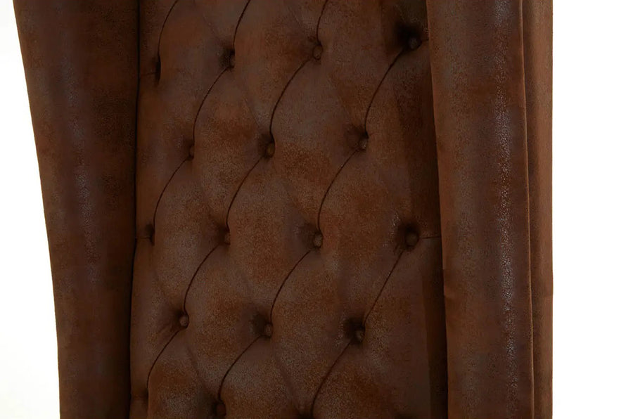 Rozsdabarna színű műbőrrel kárpitozott, trónszerű statement fotel.