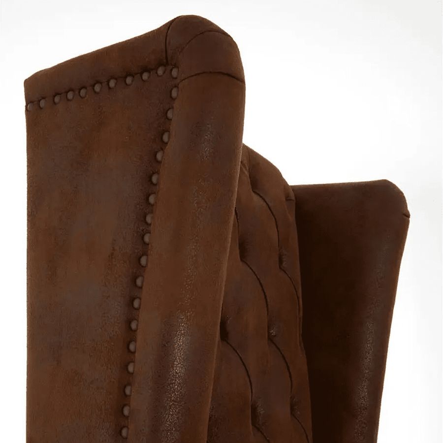 Rozsdabarna színű műbőrrel kárpitozott, trónszerű statement fotel.