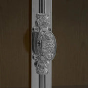 Fenyőfából, üvegből és rozsdamentes acélból készült vitrines dizájn szekrény.