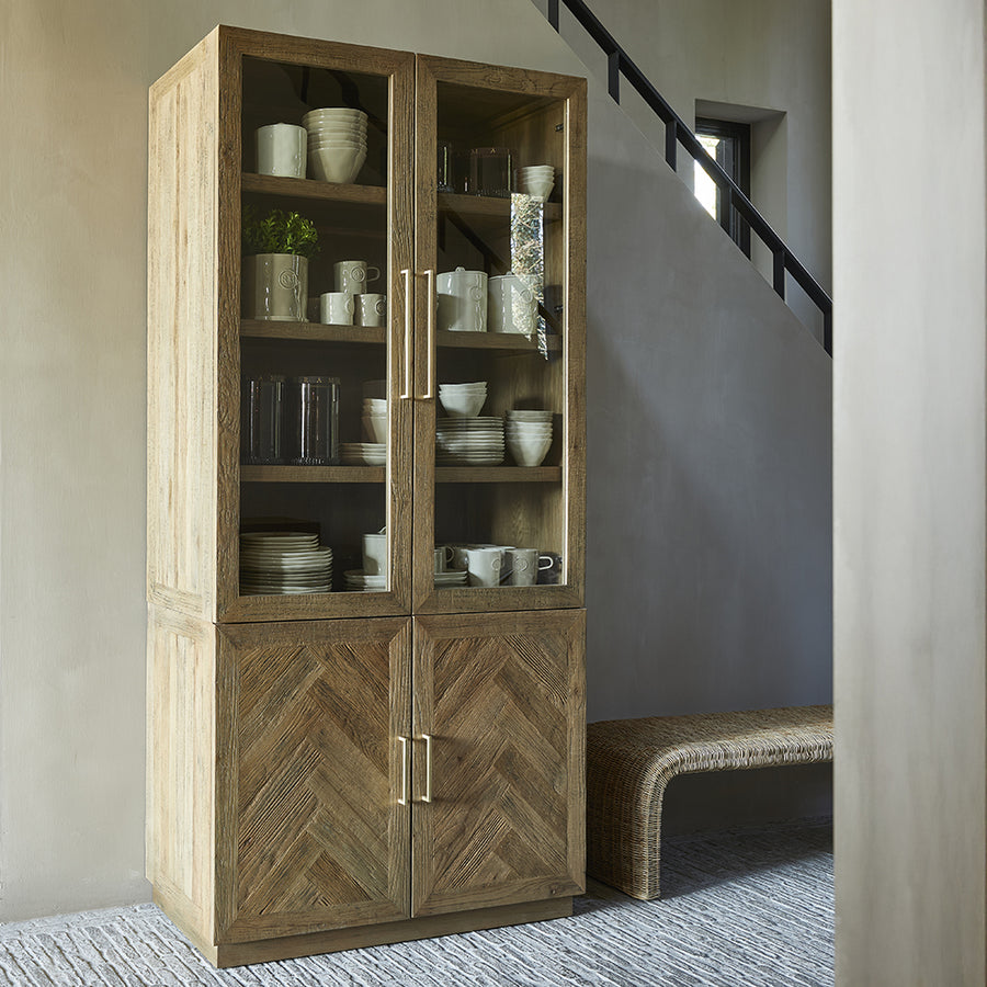 Vitrines szekrény enteriőrben étkészlettel berendezve