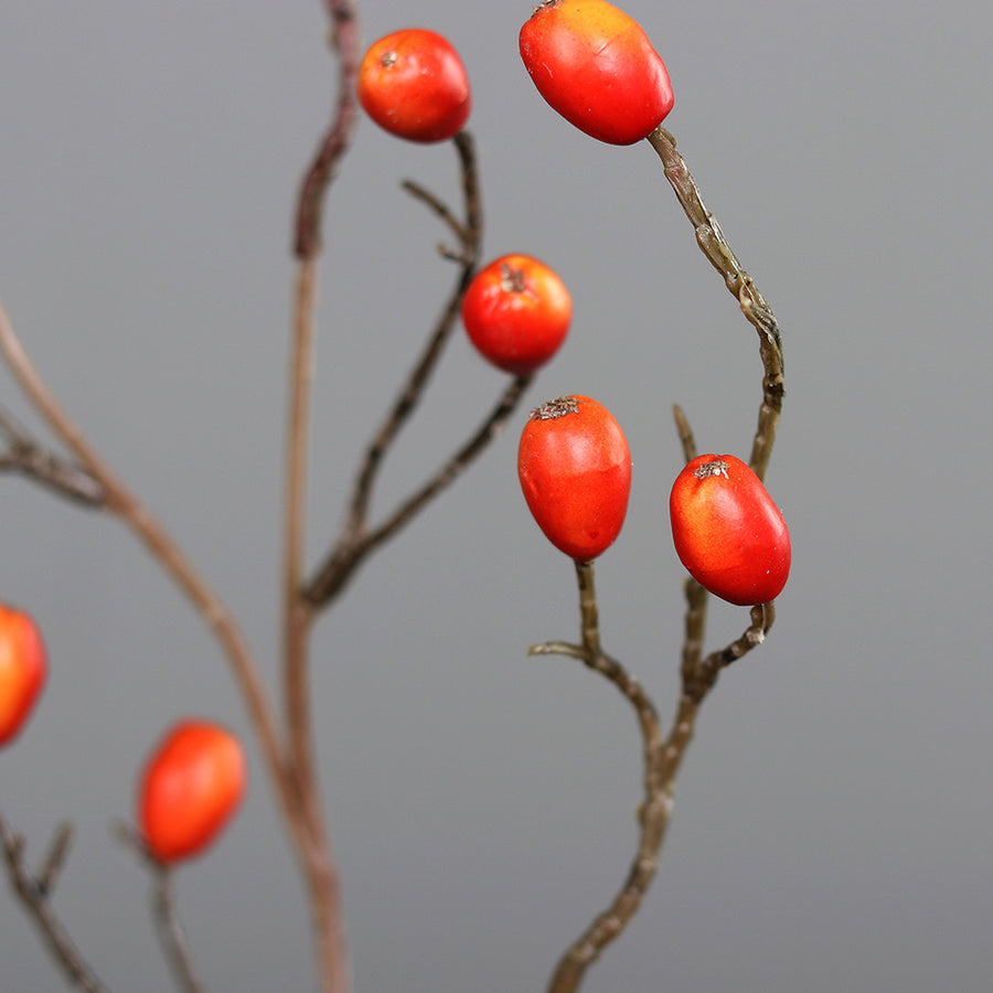 Közelről fotózott narancssárga csipkebogyó műág élethű termésekkel, 83 cm
