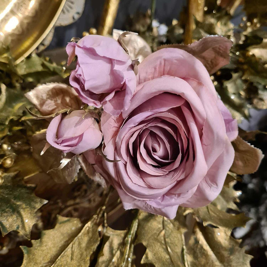 Glamour stílusú pink mű rózsa aranyló levelekkel ünnepi dekorációhoz