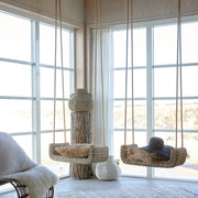 Vintage stílusú rattan hinta világos nappaliban