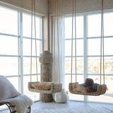 Vintage stílusú rattan hinta világos nappaliban