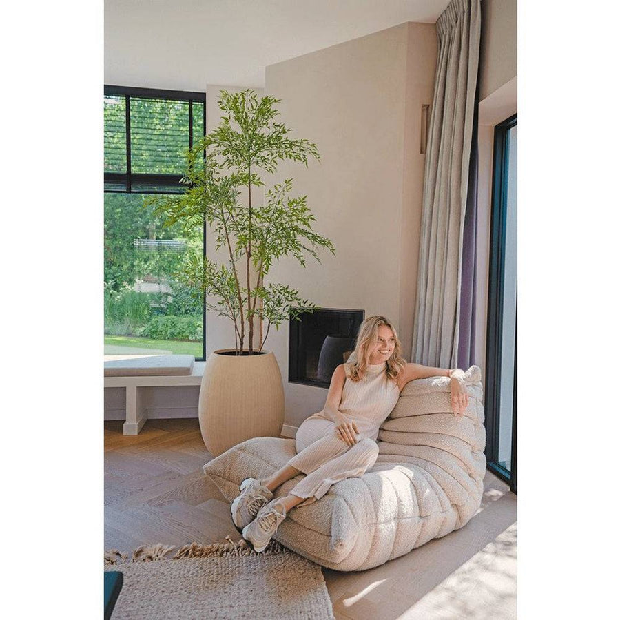 Nappali bútorok mellett: Világos tónusú modern belső térben kaspóba helyezett 180 cm magas mű ruszkusz.