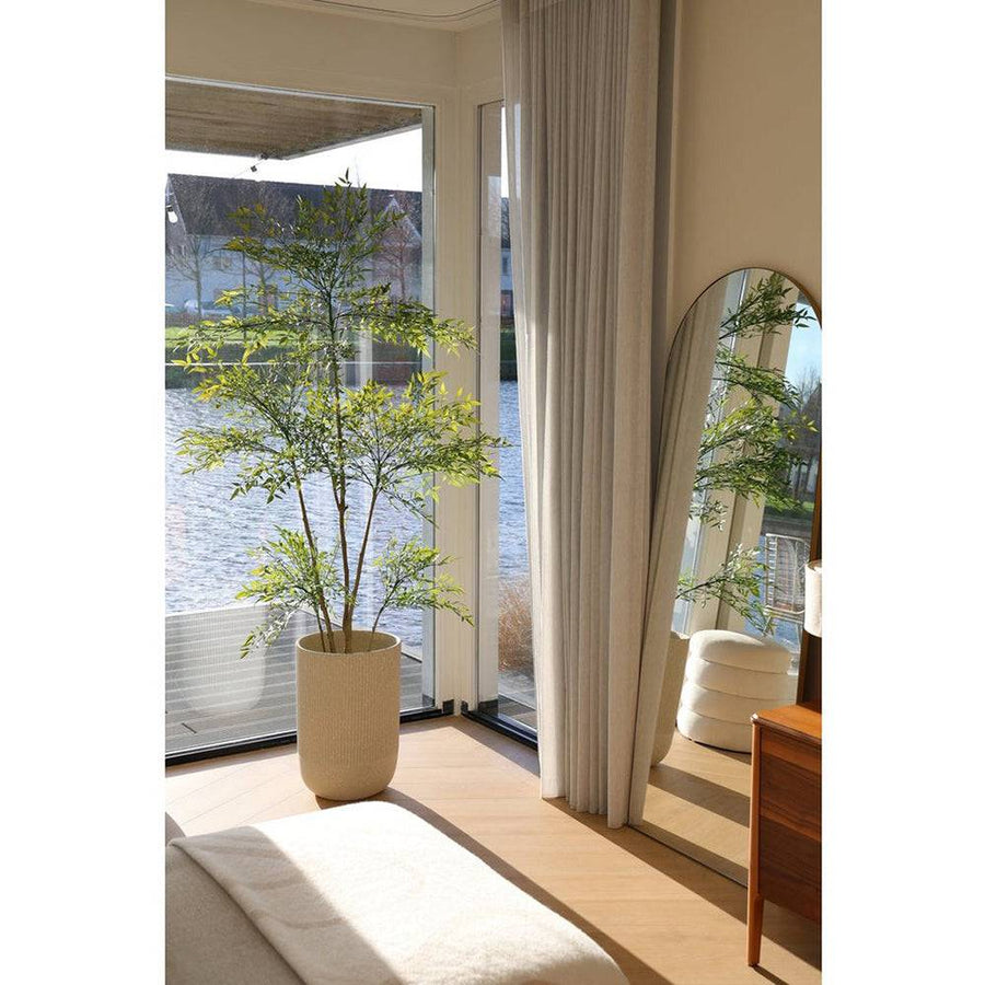 Tükrös enteriőr: Padlóig érő tükör mellett elhelyezett, élethű ruszkusz mű cserje, amely tágasabb hatást kölcsönöz a térnek.