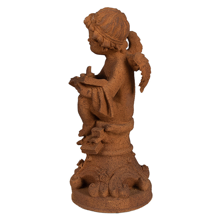 Rozsdabarna színű, antikolt felületű angyal figura.
