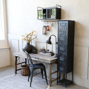 Összecsukható lábbal kialakított, kézműves konzolasztal.