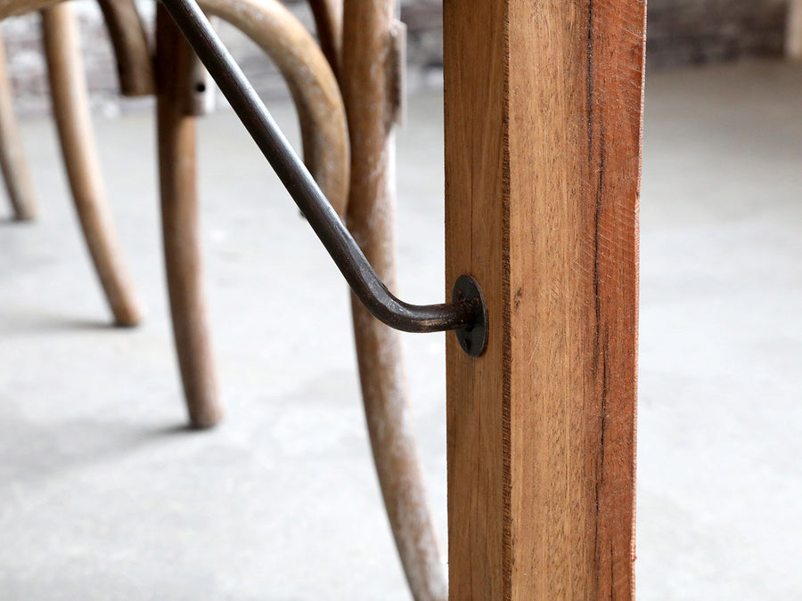 Összecsukható lábbakkal kialakított, kézműves étkezőasztal.